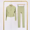 Conjunto Lulu Df de Chaqueta Corta con Cuello Alto y Pantalones Cropped con Etiqueta, En Stock Envío Directo, Corte Ajustado Cuello Alto, Cremallera Dorada Elástica