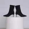 Botas finas elásticas de bico fino estilo francês para pessoas baixinhas, saltos altos pretos que aumentam a altura, novo modelo primavera e outono 2026