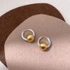 Pendientes Minimalistas Únicos y Sofisticados con un Diseño Sencillo y Versátil, Presentando Esferas de Color Contrastante y Formas de Aro