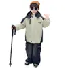 Roupas de Outono e Inverno para Meninos Jaqueta Engrossada com Pelúcia Adicional Estilo 2026 Novo para Crianças Pequenas e Médias Jaqueta Parka Fresca Versátil com Capuz Estilo Workwear