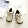 Sapatos de menina com laço sapatos únicos estilo pastoral sapatos pequenos de couro estilo verão 2025 sapatos únicos versáteis de princesa para crianças meninas pequenas e médias