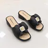 Nuevas y populares zapatillas de mujer con cuña estilo francés, elegantes y con estilo, adecuadas para usar al aire libre, en el trabajo y para el uso diario en verano, con suelas gruesas y resistentes al desgaste