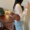 Bolsa de Ombro Feminina Versátil Tendência Primavera 2026 Personalizada para Axila Moda Casual Texturizada com Rebites