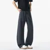 Calça masculina azul de perna larga, corte solto, com estampa de escamas de cobra, marca tendência CL Klein ean2026, levemente flare, verão