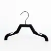 Percha de Plástico Negro Colgador de Ropa para Pantalones Venta al por Mayor Tienda de Ropa Percha Especial para Ropa Colgador de Ropa para el Hogar Tendedero Sin Costuras Logo de Niños