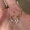 Pendientes de botón de zirconia con forma de diamante, diseño único para mujer, pequeños, exquisitos, elegantes, modernos, adecuados para ir al trabajo.