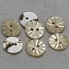 Botões de concha natural esculpidos com flores, cor natural, importados naturalmente, para camisas de chifon de alta qualidade, pijamas de seda, vestidos e cardigãs