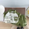 Conjunto de Shorts Listrado Vertical Estilo Inglês com Gola Redonda Tendência Verão 2026 para Bebês e Crianças Pequenas, Conjunto de Manga Curta para Meninos de Verão