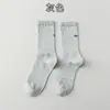 Calcetines de Tobillo Medio para Mujer de Primavera y Verano, Calcetines de Color Sólido con Letras Estilo Japonés, Calcetines de Baloncesto de Moda, Calcetines Deportivos Anti-Pilling, Calcetines Largos Absorbentes de Sudor