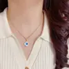 Collar de trébol de cuatro hojas azul de moda versátil estilo francés con diamantes completos para mujer, único, lujo ligero, gama alta, cadena súper brillante para clavícula al por mayor