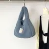 Bolsa de Mão Fofa Estilo Coreano de Nicho Outono/Inverno 2026 Bolsa de Pelúcia de Lã de Cordeiro Fofa Simples Elegante para o Trabalho e o Dia a Dia