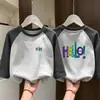 Camiseta Interior Básica de Cuello Redondo DeRong para Bebé Niños 2026 Otoño/Invierno Nuevo Estilo Camiseta de Manga Larga con Parches
