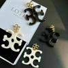 Bloguera con diseño de nicho, pendientes exagerados de resina con logotipo grande, pendientes Joker de moda de alta gama para mujer.