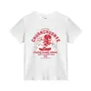 Camiseta Branca com Ombro Reto, Gola Redonda, Manga Curta para Mulheres, Novo Estilo de Verão, Design Retrô Americano de Desenho Animado com Diabinho, Top Casual