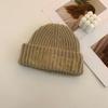 Gorro de lana negro con letras para mujer, gorro de punto cálido de invierno, protección para las orejas, gorro frío, estilo coreano, combina con todo, moderno.