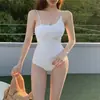 Bikini de una pieza triangular estilo coreano 2026 Nuevo estilo Ins que cubre el abdomen Adelgazante Traje de baño para mujer de color liso para vacaciones en la playa