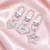 Lujo Ligero Chapado en Oro Full Diamante Charm Hebilla en Forma de D Colgante Hueco en Forma de Corazón Accesorios para Bolsos Llaves Fábrica Stock Mayorista