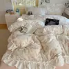 Juego de cuatro piezas de terciopelo de leche bordado estilo francés de grado A, con funda nórdica y sábana de franela de doble cara, y ropa de cama de forro polar de coral
