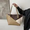 Bolsa casual de grande capacidade, nova coleção outono 2026, bolsa de ombro moderna e estilosa, design simples, adequada para estudantes universitários usarem como bolsa de mão para as aulas.