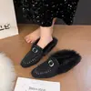 Sapatos peludos retrô para mulheres, novo estilo outono/inverno 2026, com aumento de altura, sandálias de calçar bico fechado com fivela de metal, quentes