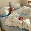 Conjunto de cama de quatro peças em gaze dupla, novo modelo 2026, lençol de cama, roupa de cama, capa de edredom, conjunto de três peças para cama de dormitório, adequado para todas as estações