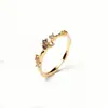 Anillo de Zirconia de Color Diamante Siete Brillantes Exquisito Estilo de Lujo Ligero Dorado Elegante Todo-partido Anillo de Alto Grado