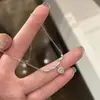 Colar de Coração Exquisito para Mulheres, Estilo de Luxo Leve de Nicho de Alta Qualidade, Corrente para Clavícula com Pingente de Coração Rosa de Zircônia, Tendência