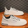 Zapatos de Hombre de Primavera 2026 Nuevos Versátiles Zapatos Casuales de Cuero para Hombre Verano Suela Plana Zapatos Deportivos de Tabla Zapatos Blancos de Trabajo de Moda