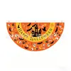 A nova bandeira semicircular de Halloween da Amazon, com desenhos de fantasmas e abóboras, é usada para decorar varandas e pátios de Halloween com faixas.