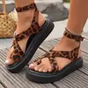Sandálias rasteirinhas femininas, nova coleção de verão 2025, design de alta qualidade, sapatos femininos de sola grossa, estilo europeu e americano, estampa de leopardo, design de tiras cruzadas nos dedos, sandálias romanas