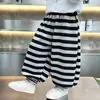 Calça masculina, novo estilo outono 2026, moderna e estilosa, calça listrada infantil primavera e outono, versão coreana, calça esportiva infantil de tamanho pequeno e médio