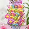 Paletas y Caramelos Duros en Varias Formas de Frutas para que los Niños Compartan Dulces y Den a sus Amigos Regalos Navideños. Puestos en la Puerta de la Escuela