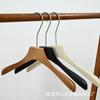 Tienda de ropa al por mayor perchas especiales de madera maciza tienda de ropa para mujer ropa para colgar de madera antideslizante soporte de madera sin costuras ropa para colgar logo