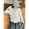Top de dos piezas falso versátil, moderno y elegante, para niñas. Nuevo suéter de bloques de color otoño con cuello en V para niños mayores.