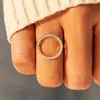 Anillo Redondo Hueco de Moda Cao Shi para Viajes Diarios con Circonita Microincrustada Anillo Casual Estilo de Combinación Diaria de Moda