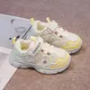 Tênis infantil 2026 novo estilo, malha respirável, com fecho de velcro, sola macia, antiderrapante, leve, versátil, casual, tênis dad da moda