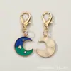 Llavero de luna creciente y estrella bicolor, colgante para mochila de estilo coreano con bloques de color de estrella y luna con cierre de mosquetón, pequeño regalo