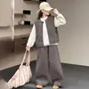 Conjunto de primavera e outono para meninas 2026 novo estilo coreano moderno e fashionável colete casual e calça pantalona conjunto de três peças para crianças mais velhas