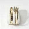 Pulsera de acero de titanio con forma de trébol de cuatro hojas incrustada de diamantes para mujer, brazalete abierto con botón de flor, joyería versátil de lujo ligero, en stock en la fábrica