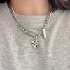 Collar con colgante de amor con diseño de tablero de ajedrez europeo y americano, pulsera para mujer, estilo moderno y moderno, cadena de clavícula que combina con todo, accesorios, collar para pareja