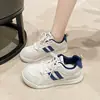 Tênis Esportivo Casual Versátil para Mulheres Estudantes, Novos Sapatos de Treino Alemães Outono 2026, Sapatos Brancos Estilo Hong Kong, Tendência Estilo Ins para Mulheres