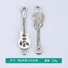 Nuevos Accesorios Creativos para Joyería DIY Música Guitarra Aleación Electrochapada Collar Pulsera Colgante Colgante Pequeño Venta al por Mayor