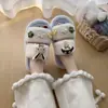 Novas pantufas de casa para outono e inverno: pantufas fofas, quentes e estilosas com sola grossa de pelúcia para mulheres, perfeitas para usar ao ar livre, com um design jovem e feminino para 2026
