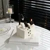 Decoración de pastel para el Día de San Valentín chino: adorno de gatito bajo la farola, globos negros, velas de amor en forma de corazón e inserciones decorativas