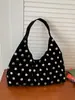 Bolso de Mujer Transfronterizo de Nicho para Viajes Diarios Modelo Nuevo 2025 Estilo Gótico para Motociclista Bolso de Hombro con Remaches Gran Capacidad Elegante Bolso Cubo