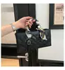 Bolsa de Mão de Luxo de Alta Qualidade para Mulheres, Novo Modelo Primavera 2026, Bolsa Transversal Versátil com Bordado Intrincado, Bolsa de Mão Estilo Lady Dior, Bolsa de Mão Quadrada Pequena