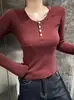 La tendencia popular de ropa para mujer de este año para el otoño de 2026 es la camiseta de manga larga con medio botón y bolsillos de estilo minimalista.