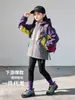 Chaqueta softshell suave con capucha para niñas, nuevo estilo 2026, cortavientos impermeable súper elegante para niños, abrigo de otoño con bloques de color para niñas