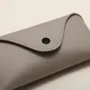 25 Novos Modelos 302 Estojo para Óculos com Botão de Pressão Padrão Lichia Pequena, Estojo Resistente à Pressão para Óculos de Sol, Bolsa Macia, Pode Ser Impresso com Lo