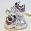 Tênis Esportivo Infantil 2026 Novos Sapatos Infantis de Outono Sapatos de Malha com Botão Tênis de Corrida para Meninos e Meninas Sapatos Twist